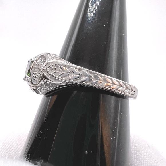 .925 Sterling Silver Vintage Inspired Simulated Peridot Cz Ring - Picture 11 of 17